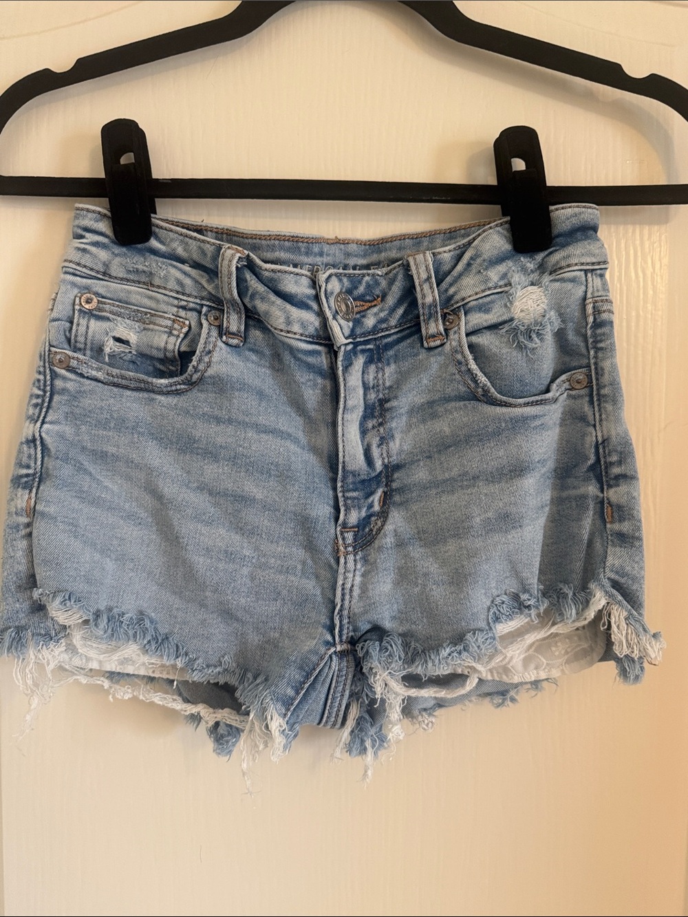 American Eagle high-rise Shortie Frayed Hem Light Wash Denim Shorts. Size 2